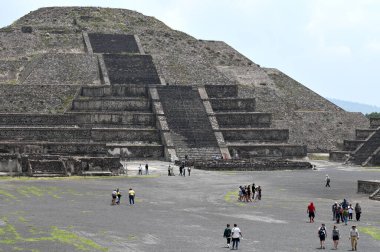 Teotihuacan, Meksika - 07 Temmuz 2023: Mexico City yakınlarındaki Teotihuacan 'da piramitlerin yakınında bilinmeyen insanlar
