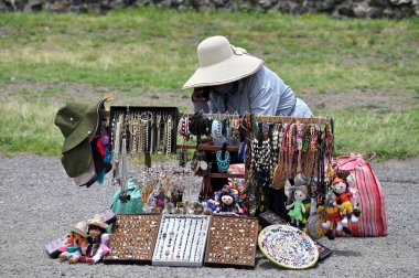 Teotihuacan, Meksika - 6 Temmuz 2023: Meksika yakınlarındaki Teotihuacan 'da bilinmeyen kişiler piramitlerin yakınında hediyelik eşya satıyor