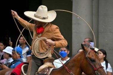 Oaxaca, Meksika - 09 Temmuz 2023: Oaxaca, Meksika 'daki geçit töreninde güzel atlara binen Meksikalı kovboylar