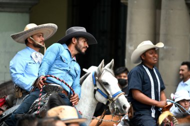 Oaxaca, Meksika - 09 Temmuz 2023: Oaxaca, Meksika 'daki geçit töreninde güzel atlara binen Meksikalı kovboylar