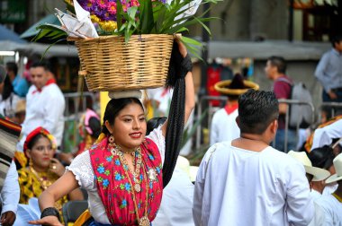 Oaxaca, Meksika - 10 Temmuz 2023: Kimliği belirsiz insanlar Oaxaca, Meksika 'da sokakta düzenlenen geleneksel folklor festivali sırasında dans ediyorlar.