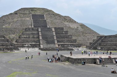 Teotihuacan, Meksika - 6 Temmuz 2023: Mexico City yakınlarındaki Teotihuacan 'da piramitlerin yakınında bilinmeyen insanlar