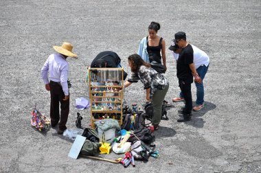 Teotihuacan, Meksika - 6 Temmuz 2023: Meksika yakınlarındaki Teotihuacan 'da bilinmeyen kişiler piramitlerin yakınında hediyelik eşya satıyor