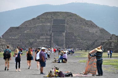 Teotihuacan, Meksika - 6 Temmuz 2023: Meksika yakınlarındaki Teotihuacan 'da bilinmeyen kişiler piramitlerin yakınında hediyelik eşya satıyor