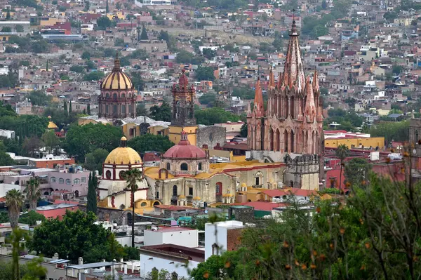 San Miguel de Allende, Meksika - 8 Temmuz 2023 San Miguel de Allende Panoraması, Meksika. San Miguel de Allende, Meksika 'nın merkezinde sömürge döneminden kalma bir şehir.