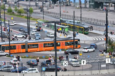 Helsinki, Finlandiya - 13 Ağustos 2023: Finlandiya 'nın başkenti Helsinki' de araba trafiği