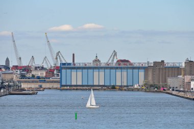 Helsinki, Finlandiya - 13 Ağustos 2023: Helsinki, Finlandiya 'da iş gökdelenleri ve apartmanlı modern mimarinin manzarası