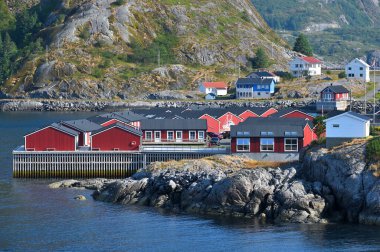 Norveç., Hamnoy Köyü - 08 Ağustos 2023. Reinefjord 'daki Tipik Norveç balıkçı köyü, Lofoten adalarındaki Hamnoy Köyü..
