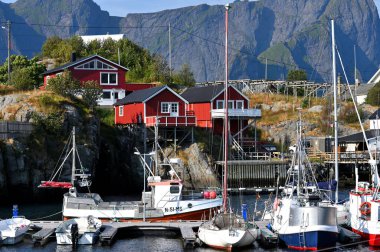 Norveç., Hamnoy Köyü - 08 Ağustos 2023. Reinefjord 'daki Tipik Norveç balıkçı köyü, Lofoten adalarındaki Hamnoy Köyü..
