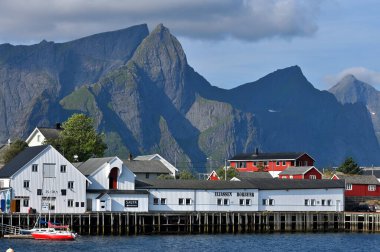 Norveç., Hamnoy Köyü - 08 Ağustos 2023. Reinefjord 'daki Tipik Norveç balıkçı köyü, Lofoten adalarındaki Hamnoy Köyü..