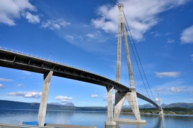 Halogaland Köprüsü, Narvik belediyesinde Rombaksfjord 'dan geçen bir asma köprüdür. Norveç 'in en uzun ikinci köprüsü..
