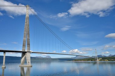 Halogaland Köprüsü, Narvik belediyesinde Rombaksfjord 'dan geçen bir asma köprüdür. Norveç 'in en uzun ikinci köprüsü..