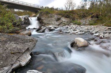 İsveç manzarası, kanyon nehri Abiskojakka, Abisko ulusal parkı, vahşi doğa, İskandinav manzarası