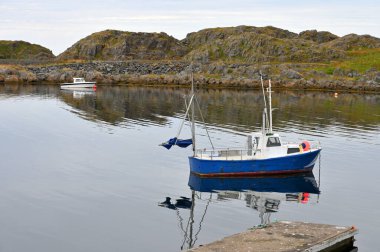 Kuzey Norveç 'te yalnız bir balıkçı teknesiyle manzara