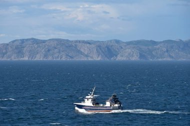 Norveç fiyordunda balıkçı teknesi. Lofoten doğasında deniz. Norveç finans. Norveç teknesi. Norveç Okyanusu