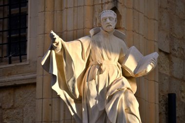 Valletta, Malta - 22 Aralık 2023: Valletta, Malta merkezindeki bir binanın duvarında heykel