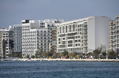 Sliema, Malta, 25 Aralık 2023: Sliema, Malta 'nın canlı eski rıhtımındaki modern binaların giderek büyüyen kalabalığı