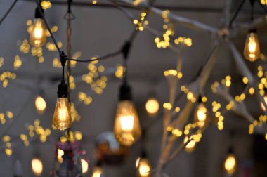 Noel dekoratif sarı, altın sarısı, beyaz yanıp sönen ışıklar, yakın çekim. Yeni yılın ve Noel süslerinin ayrıntıları.