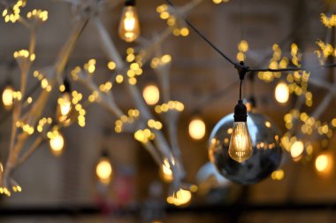 Noel dekoratif sarı, altın sarısı, beyaz yanıp sönen ışıklar, yakın çekim. Yeni yılın ve Noel süslerinin ayrıntıları.