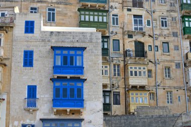 Valletta, Malta - 25 Aralık 2023: Valletta Caddesi, Malta 'da geleneksel balkon tarzı lüks malikaneler