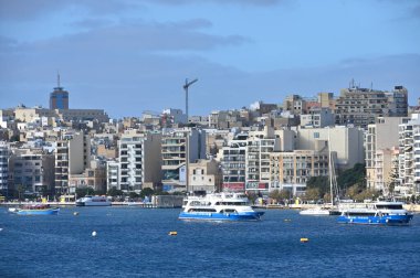 Sliema, Malta, 25 Aralık 2023: Sliema, Malta 'nın canlı eski rıhtımındaki modern binaların giderek büyüyen kalabalığı