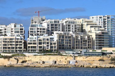 Sliema, Malta, 25 Aralık 2023: Sliema, Malta 'nın canlı eski rıhtımındaki modern binaların giderek büyüyen kalabalığı