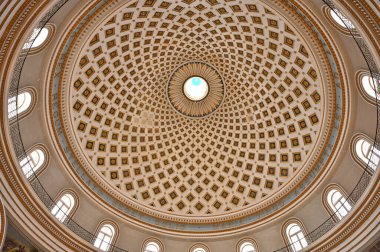 Mosta, Malta - 26 Aralık 2023: Mosta Rotunda 'nın iç kesimi veya Mosta Kubbesi, Malta adası.
