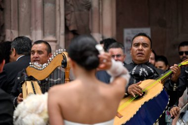 San Miguel de Allende, Meksika - 8 Temmuz 2023: Mariachis Pazar günü San Miguel de Allende, Meksika 'da renkli bir sokakta konser verdi.