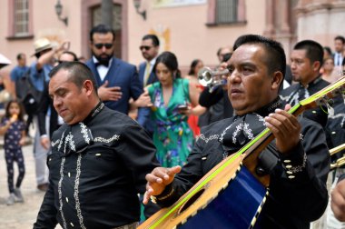 San Miguel de Allende, Meksika - 8 Temmuz 2023: Mariachis Pazar günü San Miguel de Allende, Meksika 'da renkli bir sokakta konser verdi.