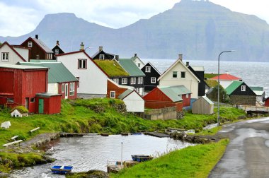 Faroe Adaları, 12 Ağustos 2024: Danimarka 'nın Faroe Adaları' ndaki tipik renkli balıkçı köyü.