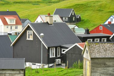 Faroe Adaları, 12 Ağustos 2024: Danimarka 'nın Faroe Adaları' ndaki tipik renkli balıkçı köyü.