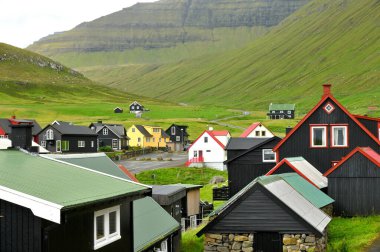 Faroe Adaları, 12 Ağustos 2024: Danimarka 'nın Faroe Adaları' ndaki tipik renkli balıkçı köyü.