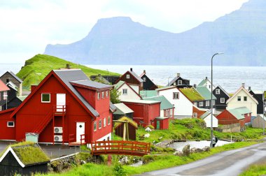 Faroe Adaları, 12 Ağustos 2024: Danimarka 'nın Faroe Adaları' ndaki tipik renkli balıkçı köyü.