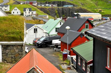 Faroe Adaları, 12 Ağustos 2024: Danimarka 'nın Faroe Adaları' ndaki tipik renkli balıkçı köyü.