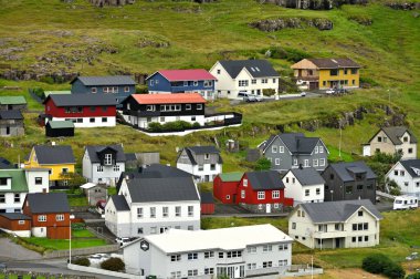 Faroe Adaları, 12 Ağustos 2024: Danimarka 'nın Faroe Adaları' ndaki tipik renkli balıkçı köyü.