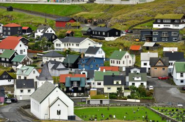 Faroe Adaları, 12 Ağustos 2024: Danimarka 'nın Faroe Adaları' ndaki tipik renkli balıkçı köyü.