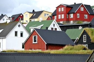 Faroe Adaları, 11 Ağustos 2024: Danimarka 'nın Faroe Adaları' ndaki tipik renkli balıkçı köyü.