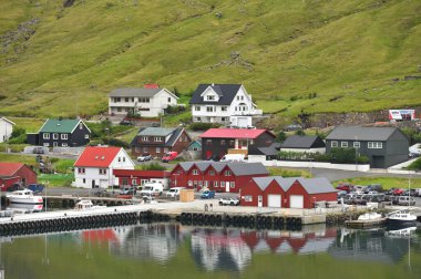 Faroe Adaları, 11 Ağustos 2024: Danimarka 'nın Faroe Adaları' ndaki tipik renkli balıkçı köyü.