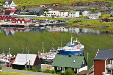 Faroe Adaları, 11 Ağustos 2024: Danimarka 'nın Faroe Adaları' ndaki tipik renkli balıkçı köyü.