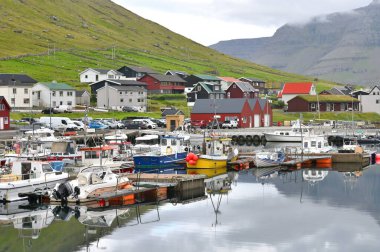 Faroe Adaları, 11 Ağustos 2024: Danimarka 'nın Faroe Adaları' ndaki tipik renkli balıkçı köyü.