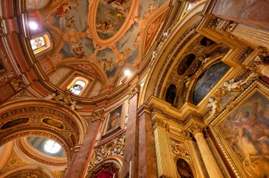 Mdina, Malta - 24 Aralık 2023: Malta 'nın Mdina kentindeki Carmelite Kilisesi olarak da bilinen Annunciation Kilisesi' nin İçişleri