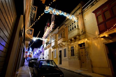 Valletta, Malta - 24 Aralık 2023: Valletta, Malta, Avrupa sokaklarında Noel süslemeleri