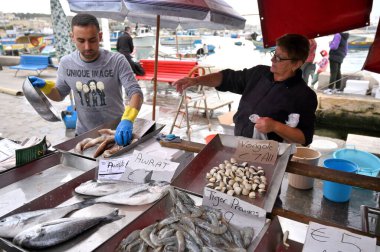 Marsaxlokk, Malta, 24 Aralık: Malta 'nın Akdeniz balıkçılık kasabası Marsaxlokk' taki ünlü balık pazarında satıcı ve byers. 
