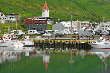 Siglufjordur, İzlanda - 29 Temmuz 2024: Siglufjordur Kuzey İzlanda 'daki pitoresk balıkçı limanı ve kasaba