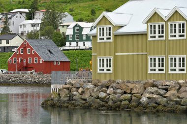 Siglufjordur, İzlanda - 29 Temmuz 2024: Siglufjordur Kuzey İzlanda 'daki pitoresk balıkçı limanı ve kasaba
