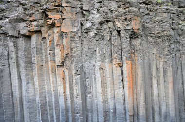 Doğu İzlanda 'daki Studlagil bazalt kanyonu. Kanyon, Doğu İzlanda 'daki Jokuldalur Vadisi' nin üst kesiminde yer almaktadır.