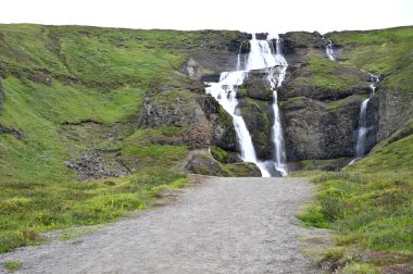 Kuzey İzlanda 'daki doğal kayaların üzerinde güzel bir şelale.
