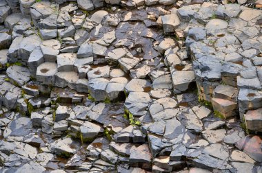 Doğu İzlanda 'daki Studlagil bazalt kanyonu. Kanyon, Doğu İzlanda 'daki Jokuldalur Vadisi' nin üst kesiminde yer almaktadır.