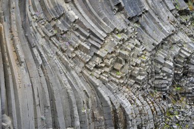 Doğu İzlanda 'daki Studlagil bazalt kanyonu. Kanyon, Doğu İzlanda 'daki Jokuldalur Vadisi' nin üst kesiminde yer almaktadır.
