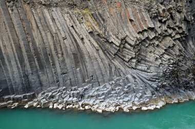 Doğu İzlanda 'daki Studlagil bazalt kanyonu. Kanyon, Doğu İzlanda 'daki Jokuldalur Vadisi' nin üst kesiminde yer almaktadır.